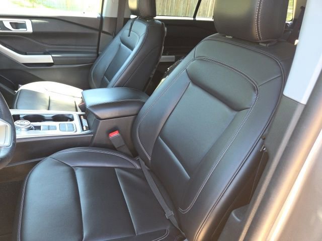 Used 2024 Ford Explorer XLT w/ Equipment Group 202A RWD image 10