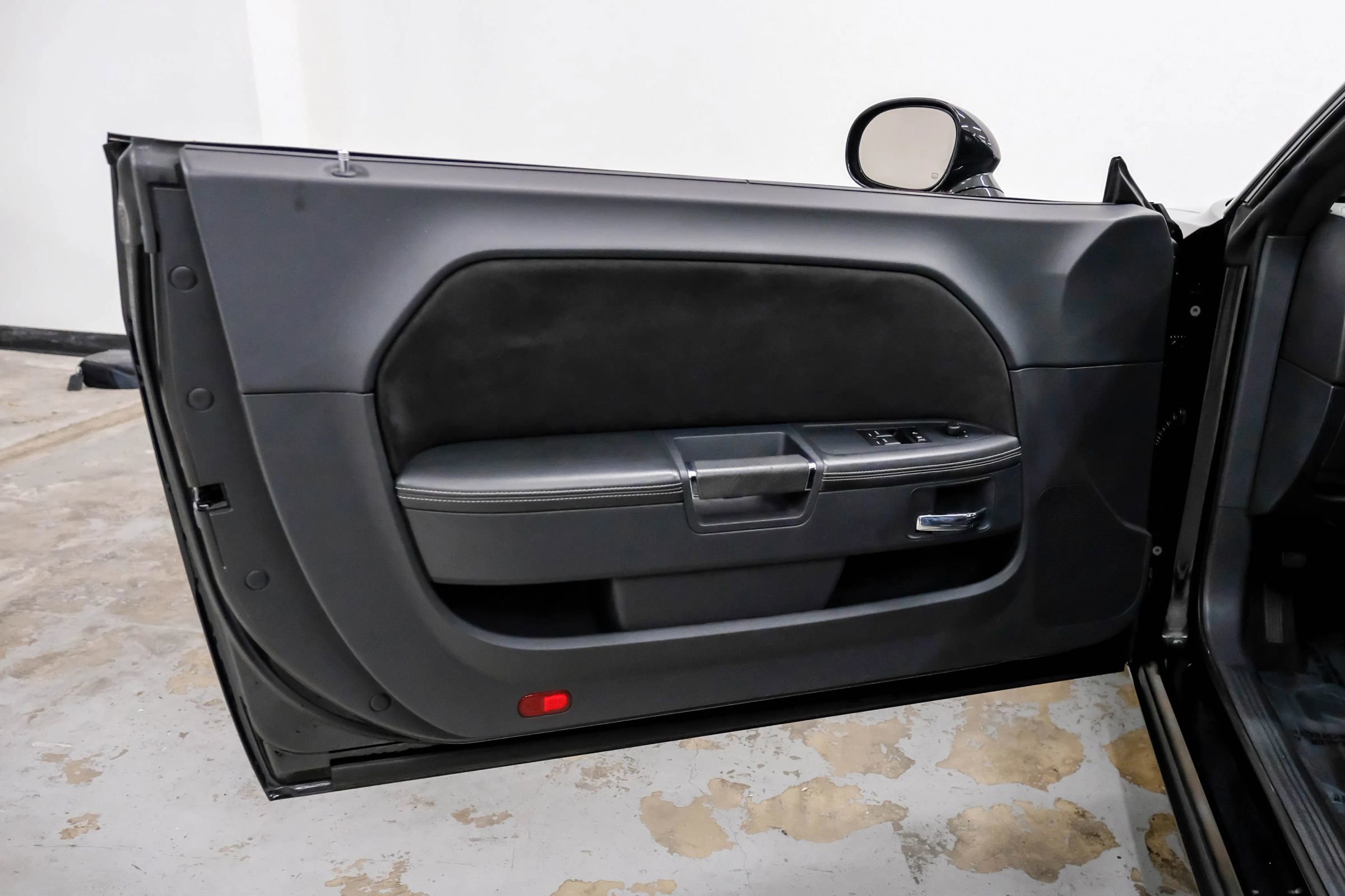 Used 2009 Dodge Challenger SRT8 w/ SRT Option Group II RWD image 31