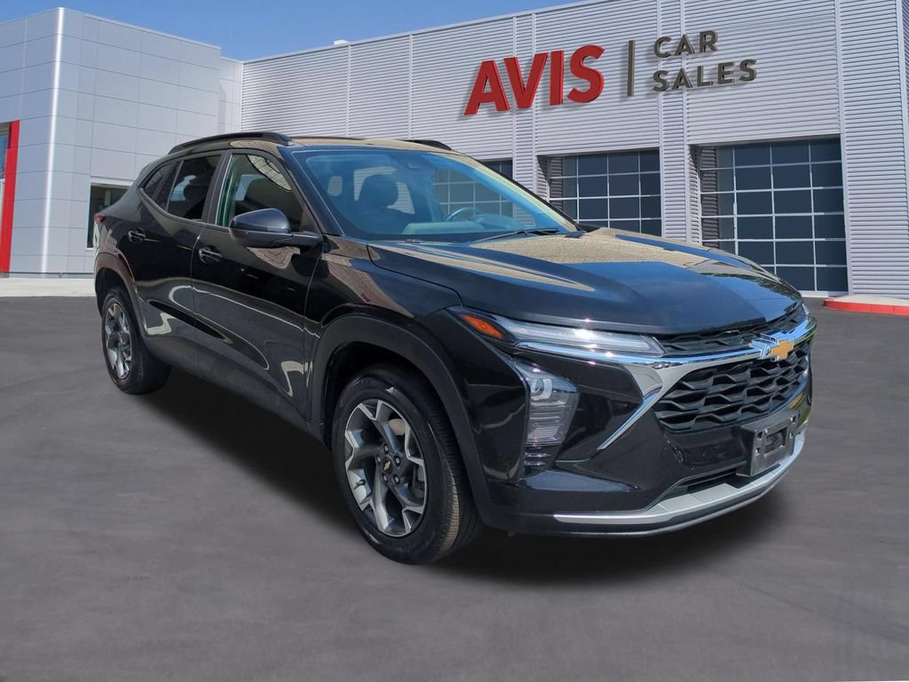 Used 2025 Chevrolet Trax LT w/ LT Convenience Package FWD image 3