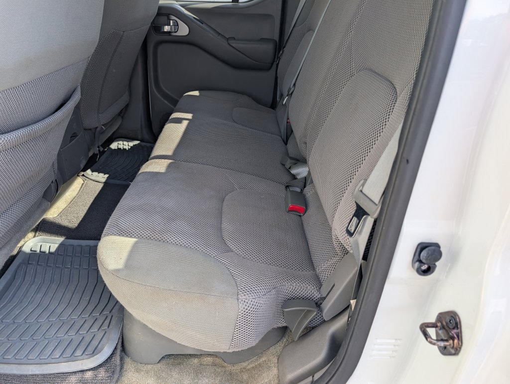 Used 2015 Nissan Frontier SV RWD image 9