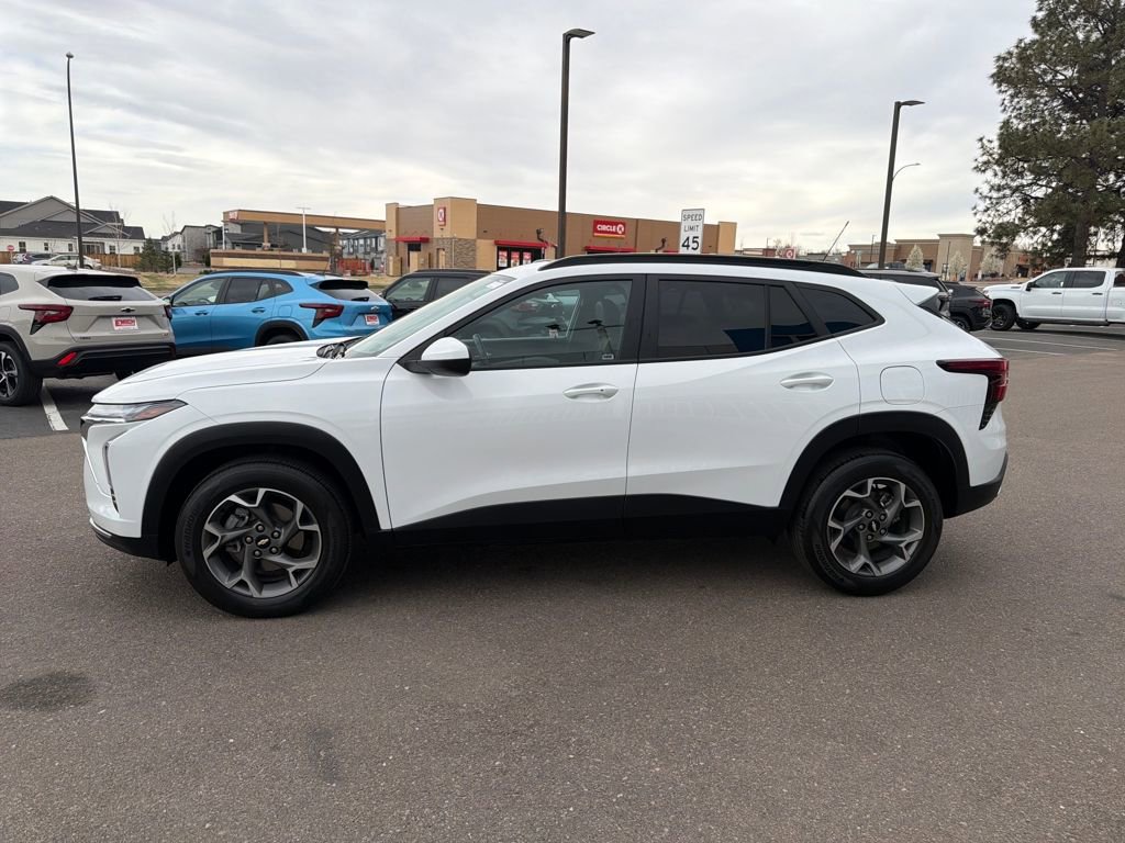 Used 2024 Chevrolet Trax LT w/ Sunroof Package image 2