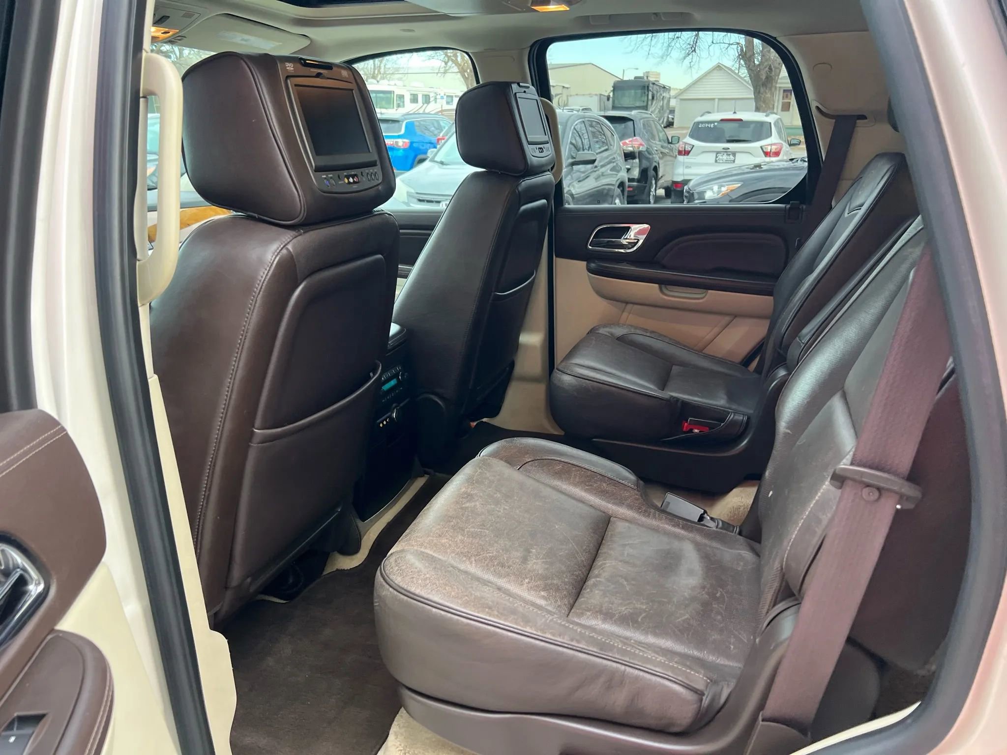 Used 2010 Cadillac Escalade Platinum image 12