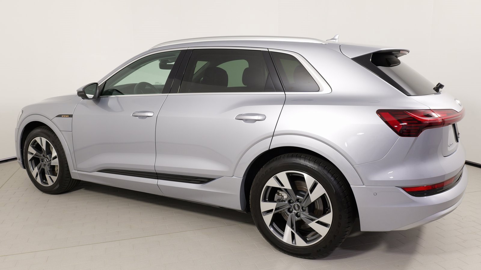Used 2022 Audi e-tron Premium Plus w/ Premium Plus Package image 36