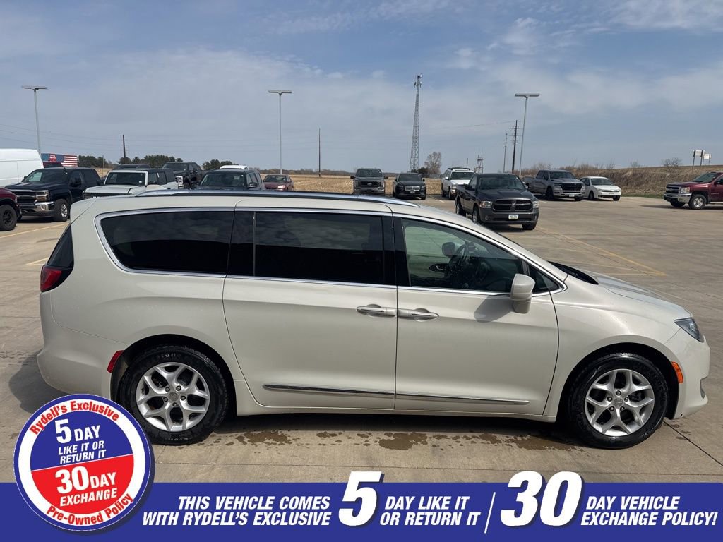 Used 2017 Chrysler Pacifica Touring-L Plus w/ Tire & Wheel Group image 4