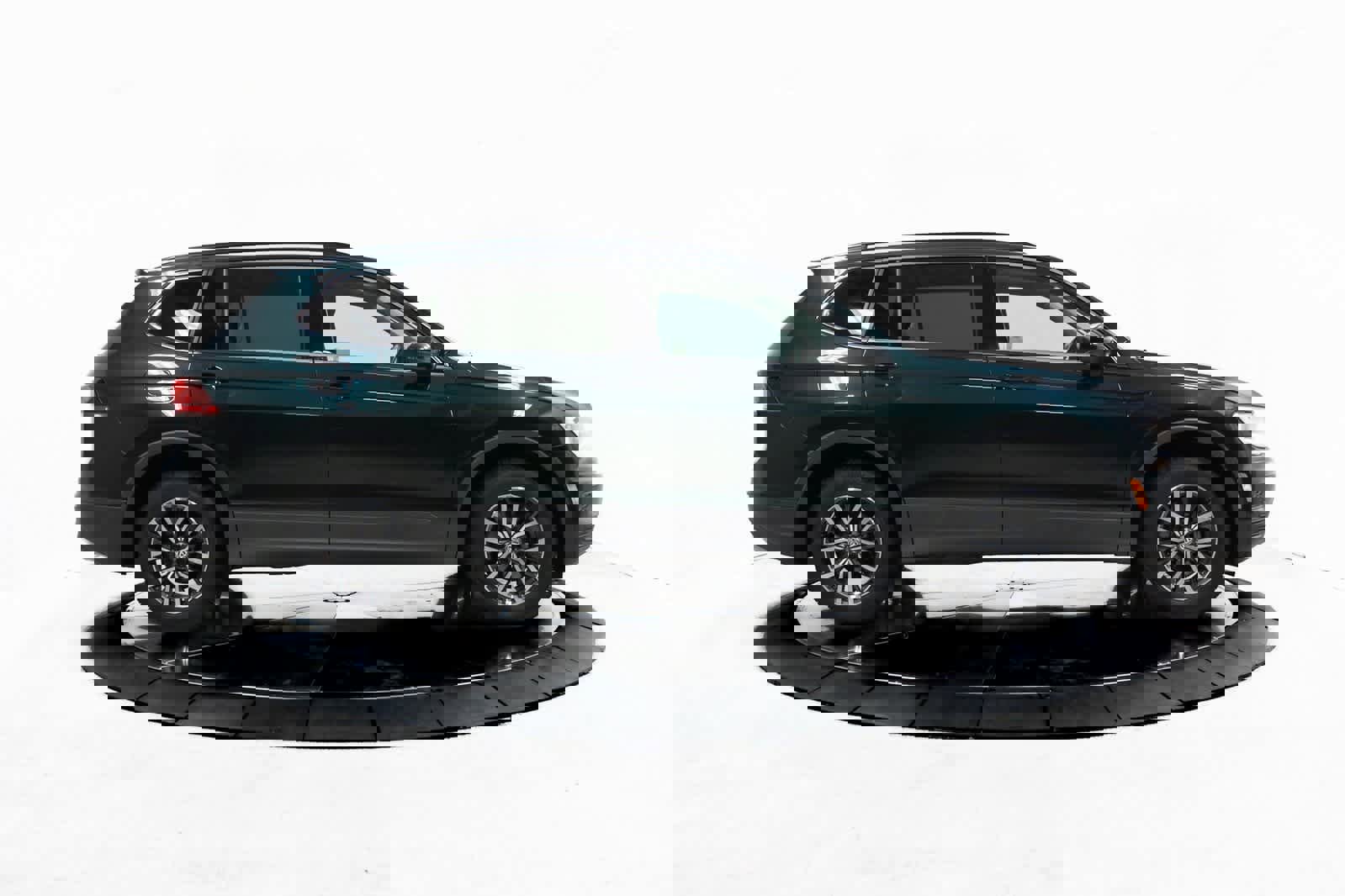 Used 2019 Volkswagen Tiguan SE w/ Panoramic Sunroof Package image 10