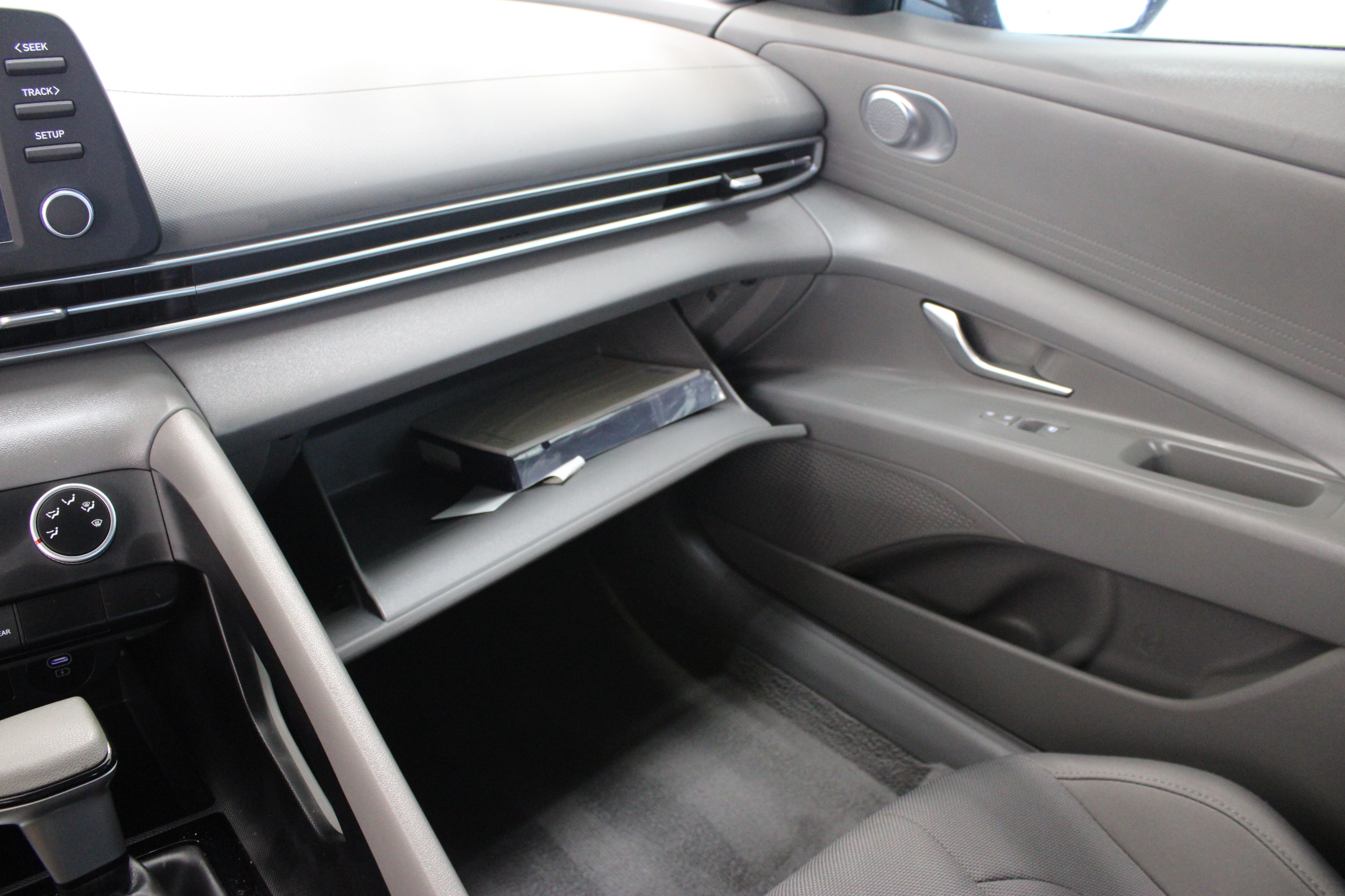 Used 2025 Hyundai Elantra SE FWD image 21