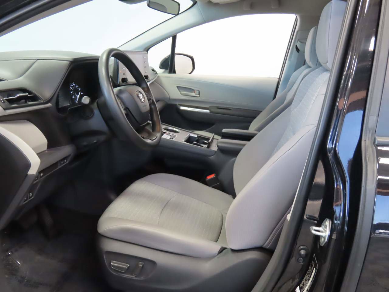 Used 2023 Toyota Sienna LE FWD image 15