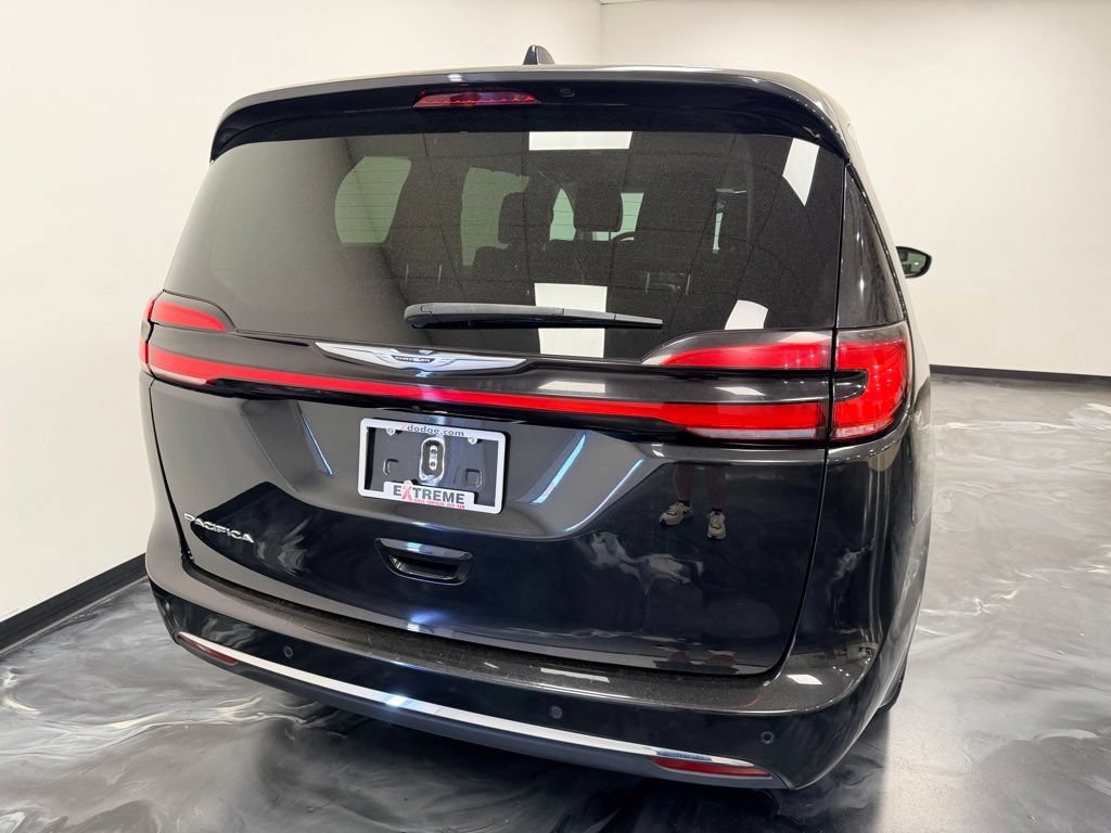Used 2023 Chrysler Pacifica Touring-L FWD image 7