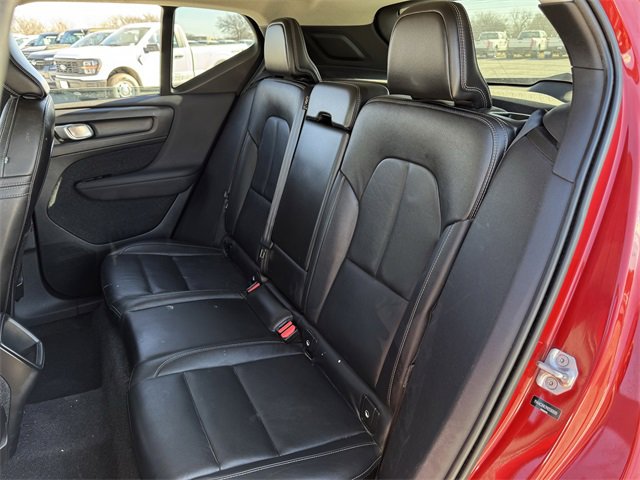 Used 2021 Volvo XC40 T4 Momentum image 27