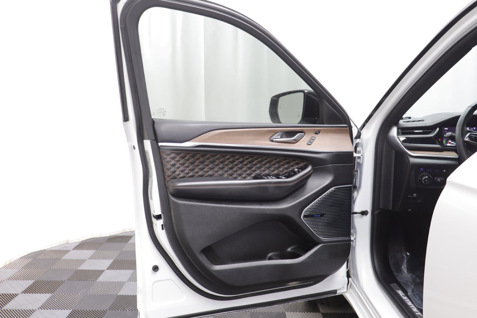 Used 2022 Jeep Grand Cherokee Summit image 5