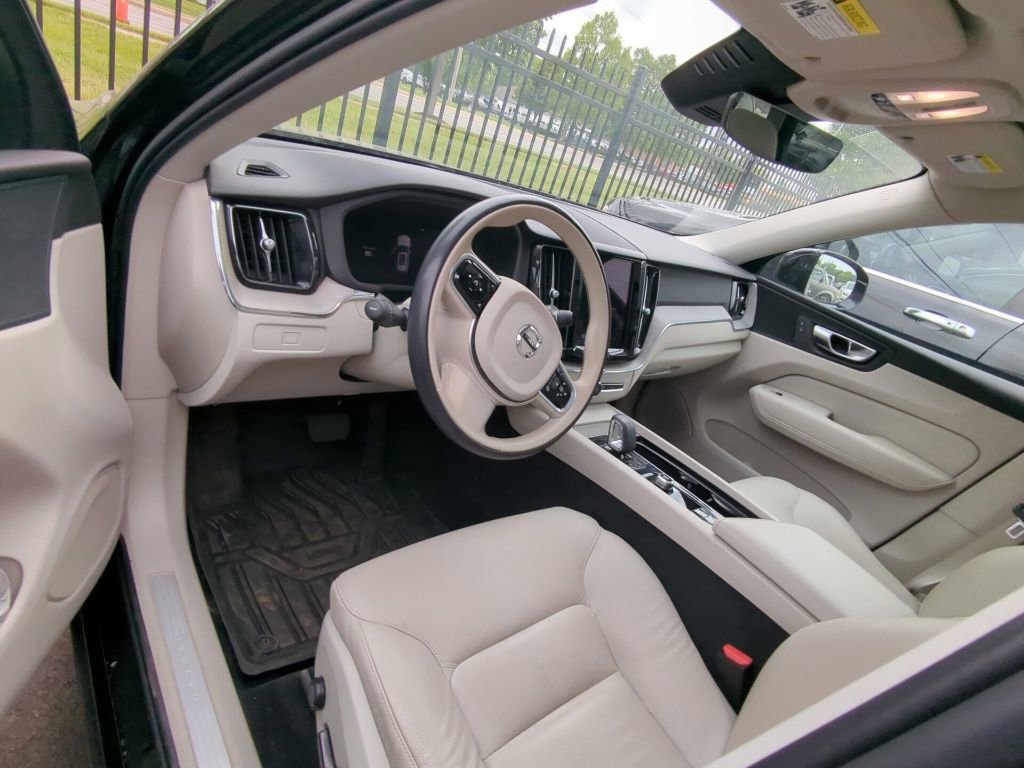 Used 2023 Volvo XC60 B5 Plus FWD image 7