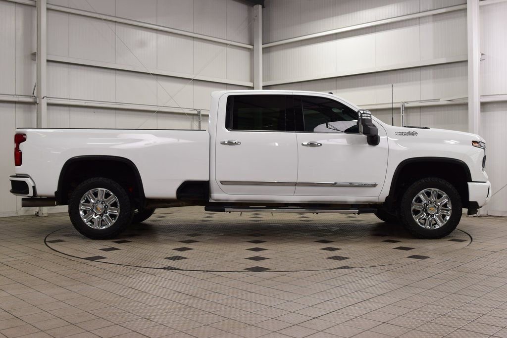 Used 2024 Chevrolet Silverado 3500 High Country w/ Technology Package AWD/4WD image 9