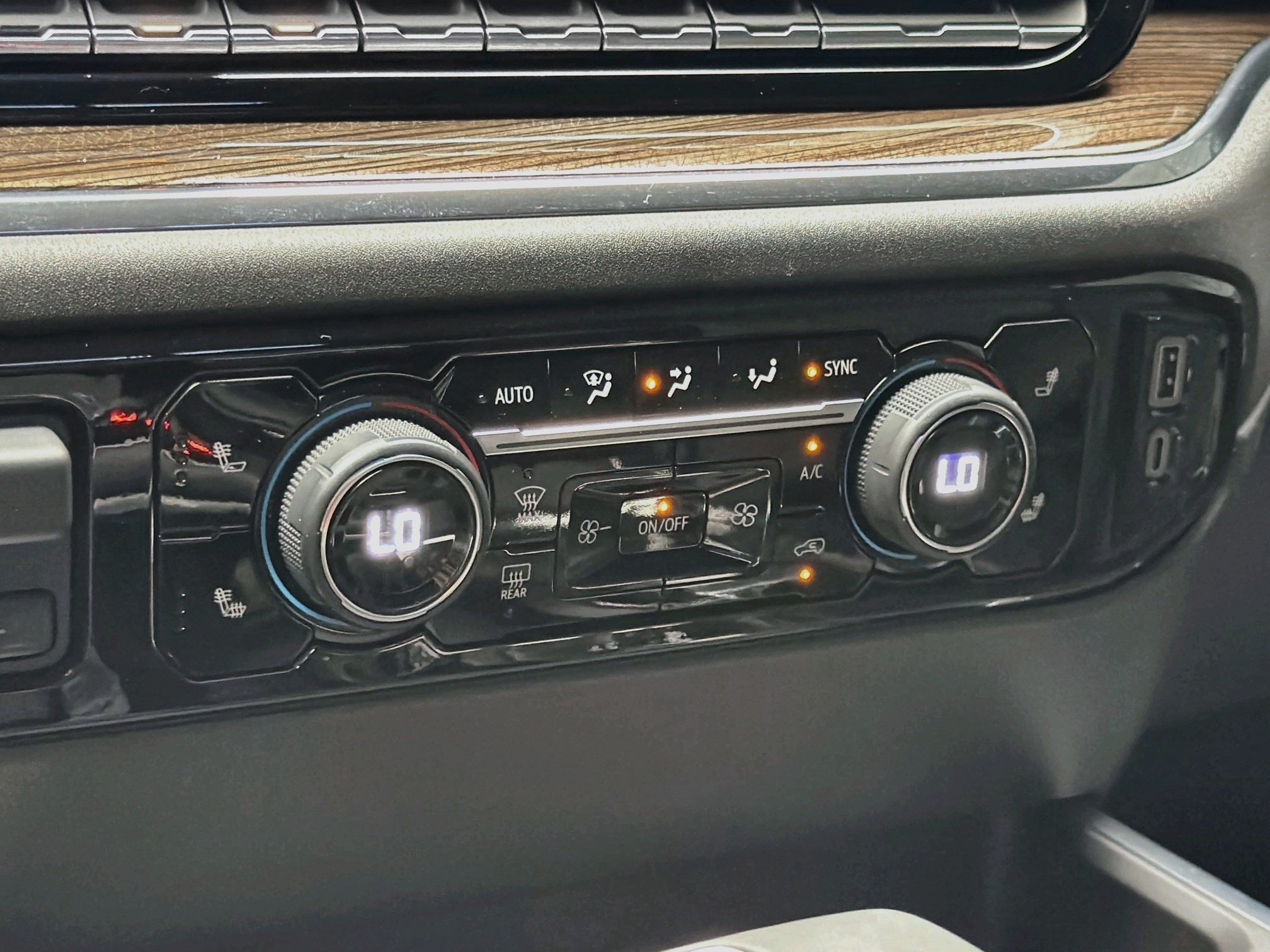 Used 2023 Chevrolet Silverado 1500 LT Trail Boss w/ LT Trail Boss Premium Package AWD/4WD image 9