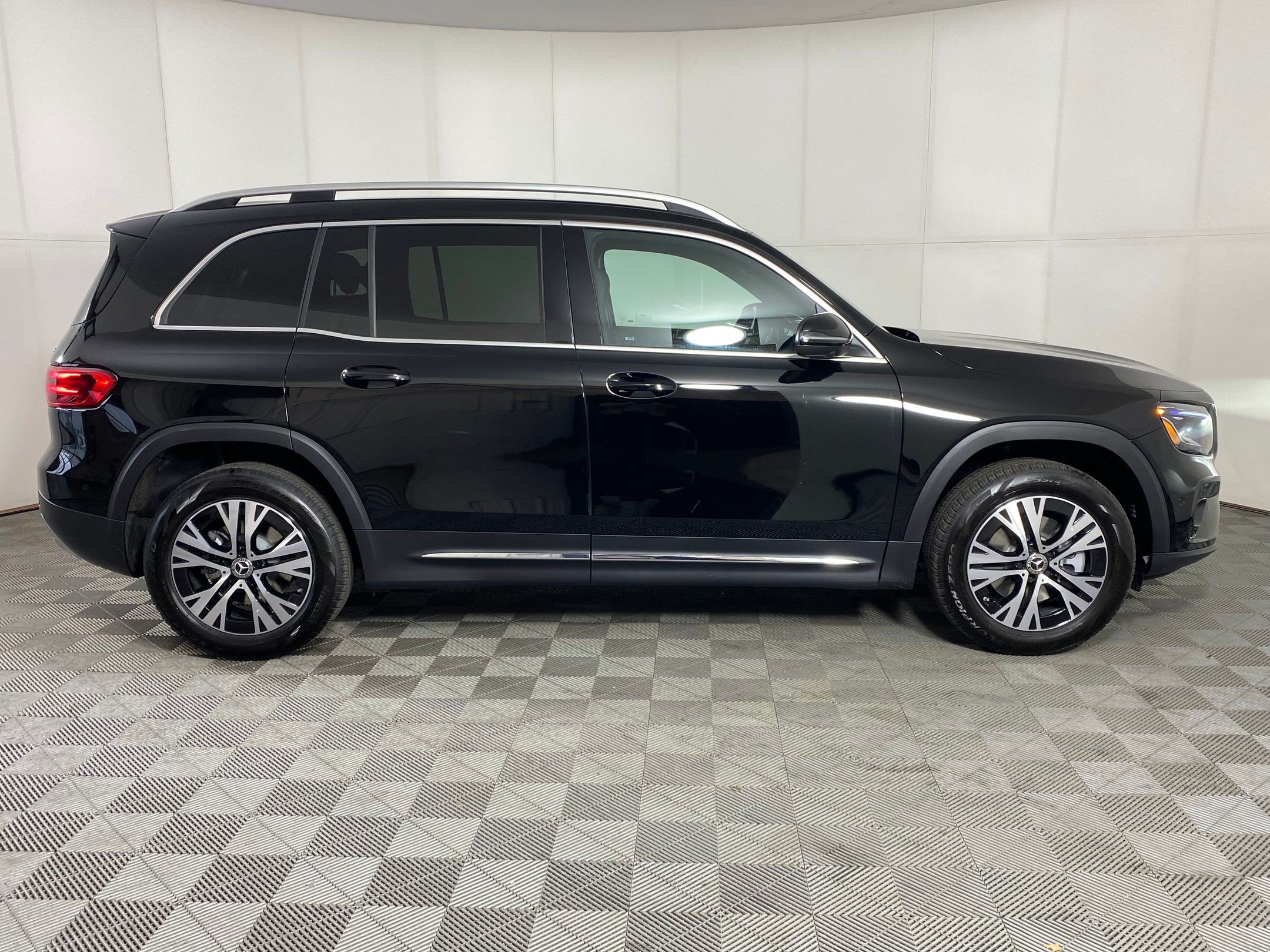 Used 2026 Mercedes-Benz GLB 250 4MATIC image 8