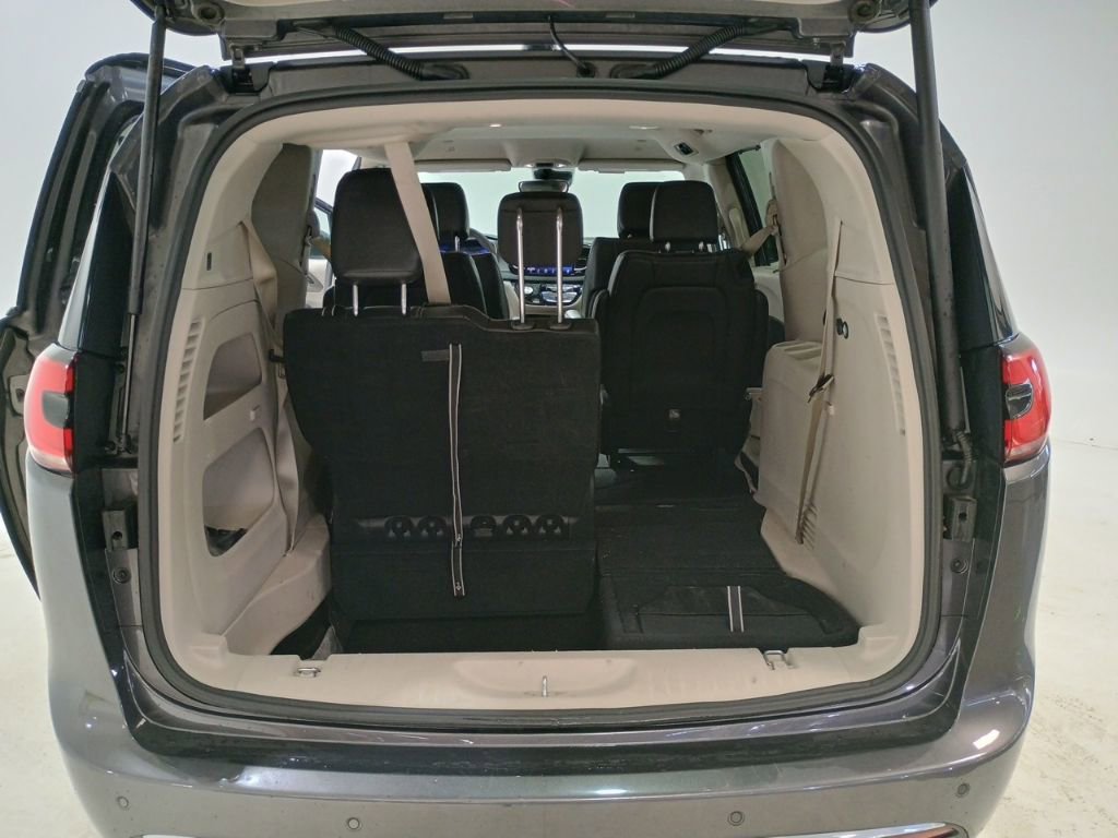 Used 2023 Chrysler Pacifica Touring-L image 25