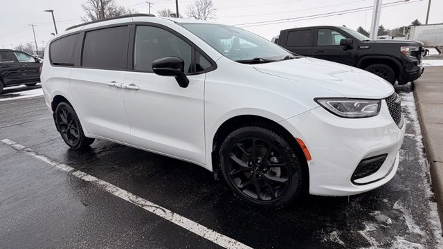 Used 2023 Chrysler Pacifica Limited w/ Uconnect Theater Family Group image 7