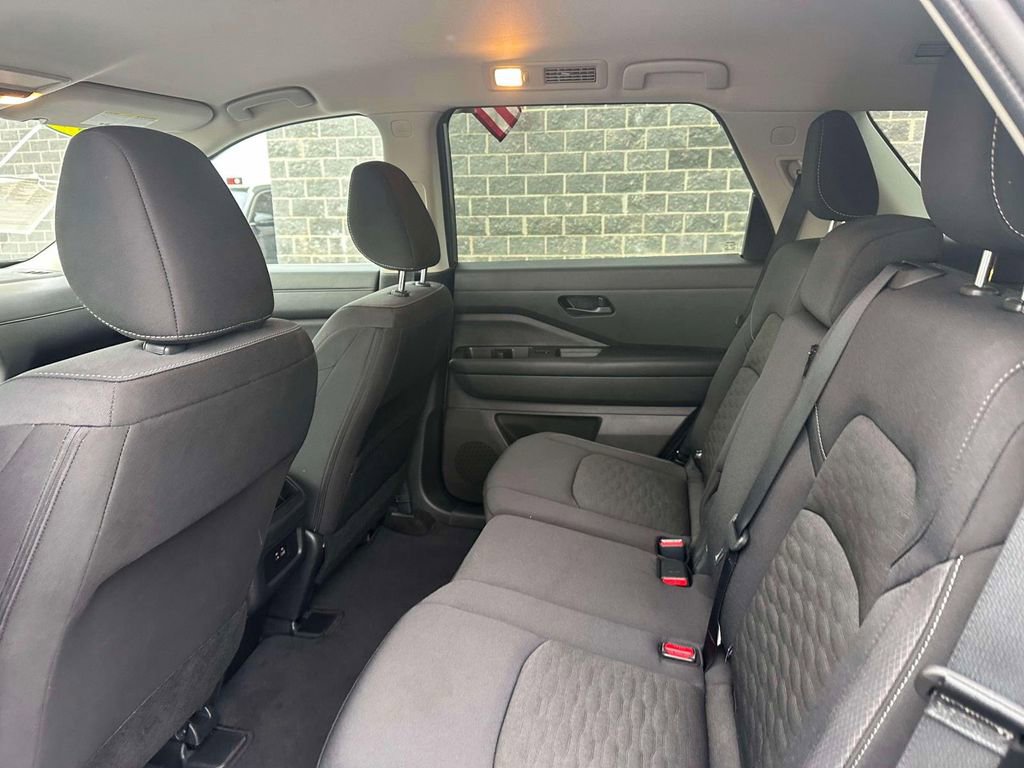 Used 2024 Nissan Pathfinder S AWD/4WD image 10