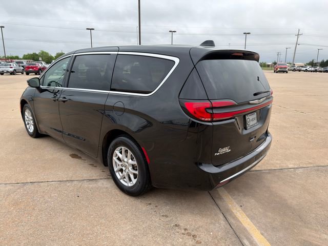 Used 2023 Chrysler Pacifica Touring-L FWD image 10