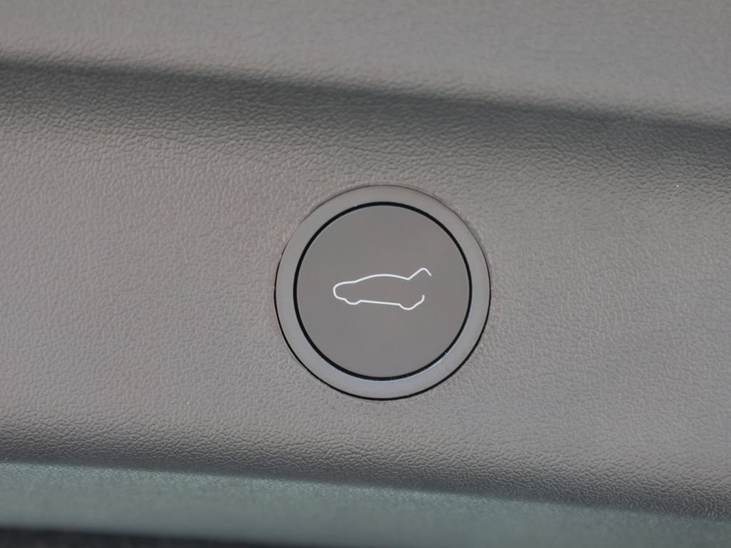 Used 2026 Tesla Model Y 2WD image 9