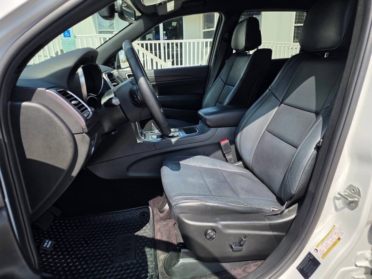 Used 2018 Jeep Grand Cherokee Laredo AWD/4WD image 18