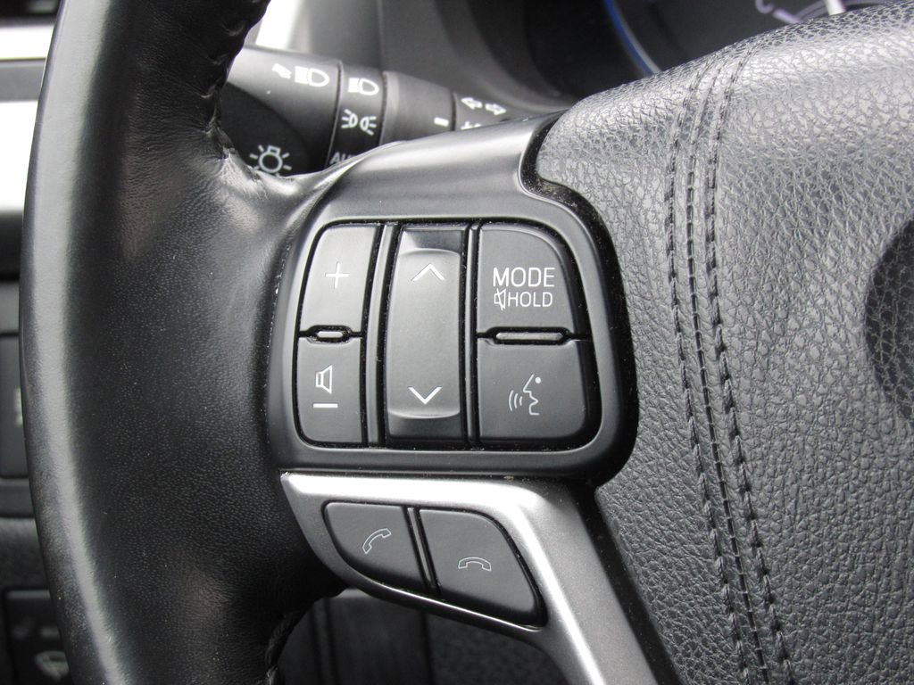 Used 2017 Toyota Highlander XLE AWD/4WD image 27