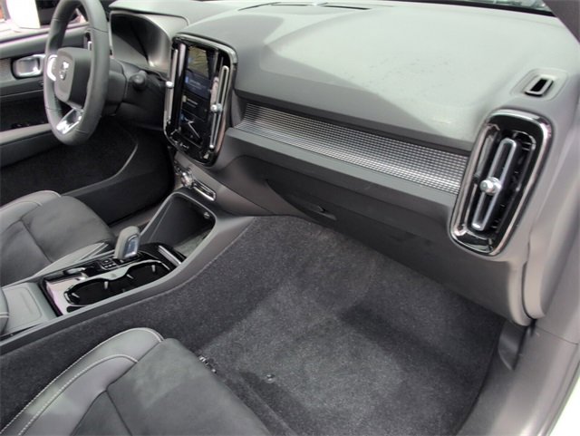 Used 2022 Volvo XC40 P8 Recharge Plus image 16