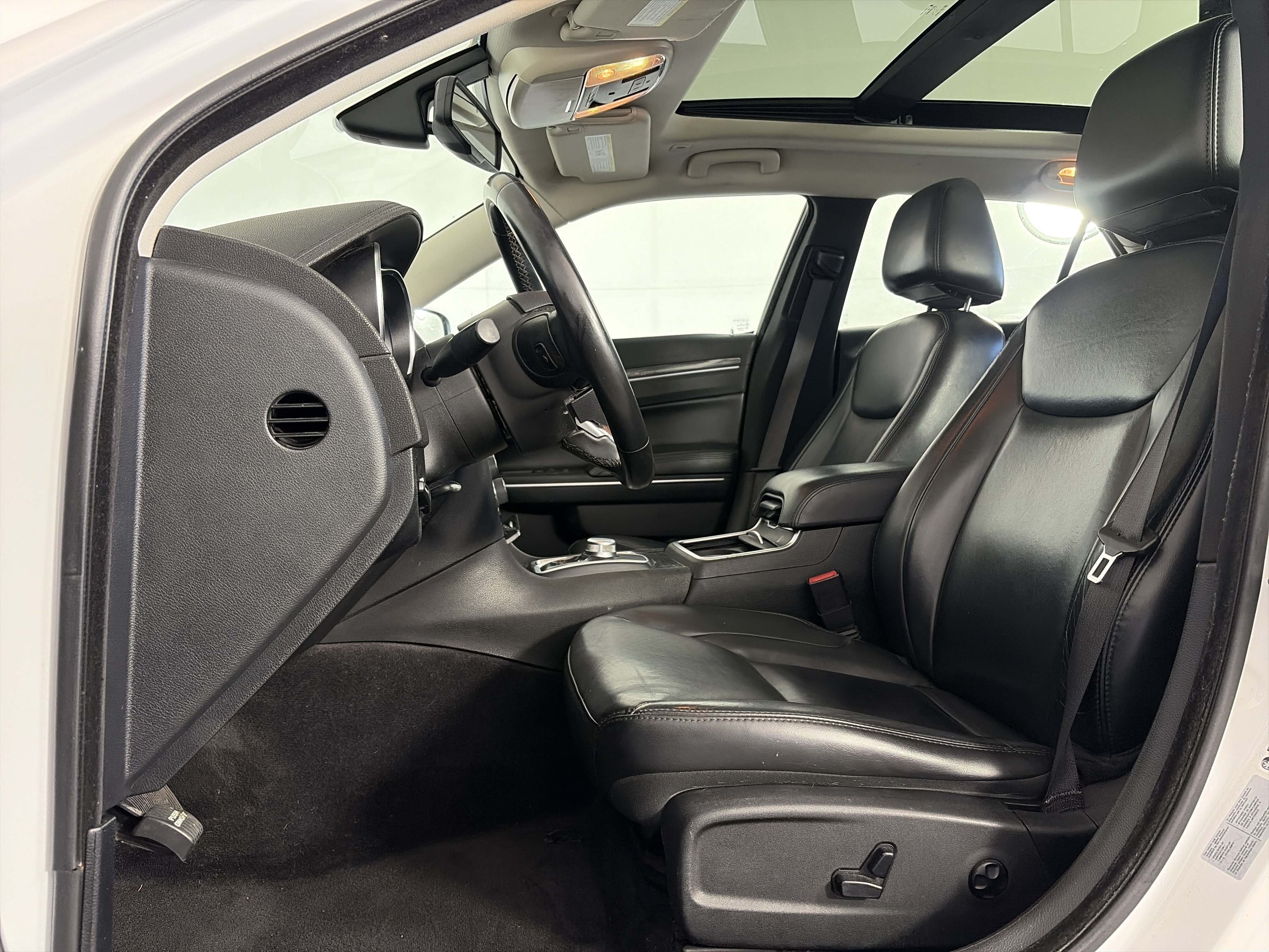 Used 2017 Chrysler 300 Touring w/ Value Package RWD image 6