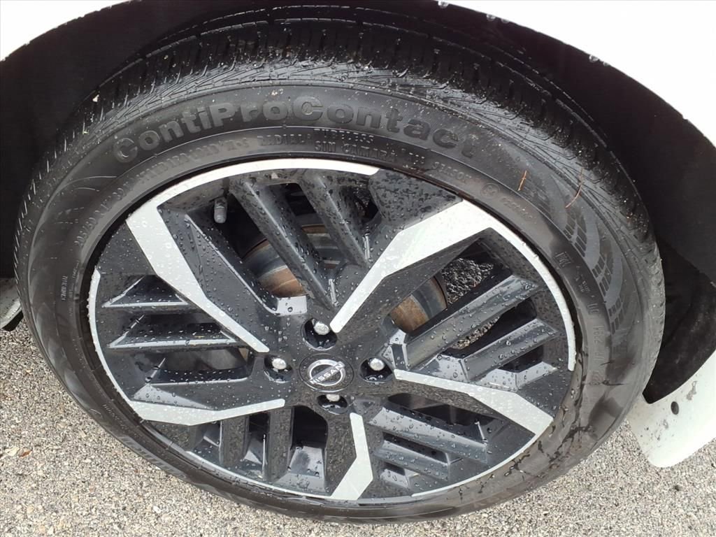 Used 2023 Nissan Versa SR w/ Trunk Package image 5