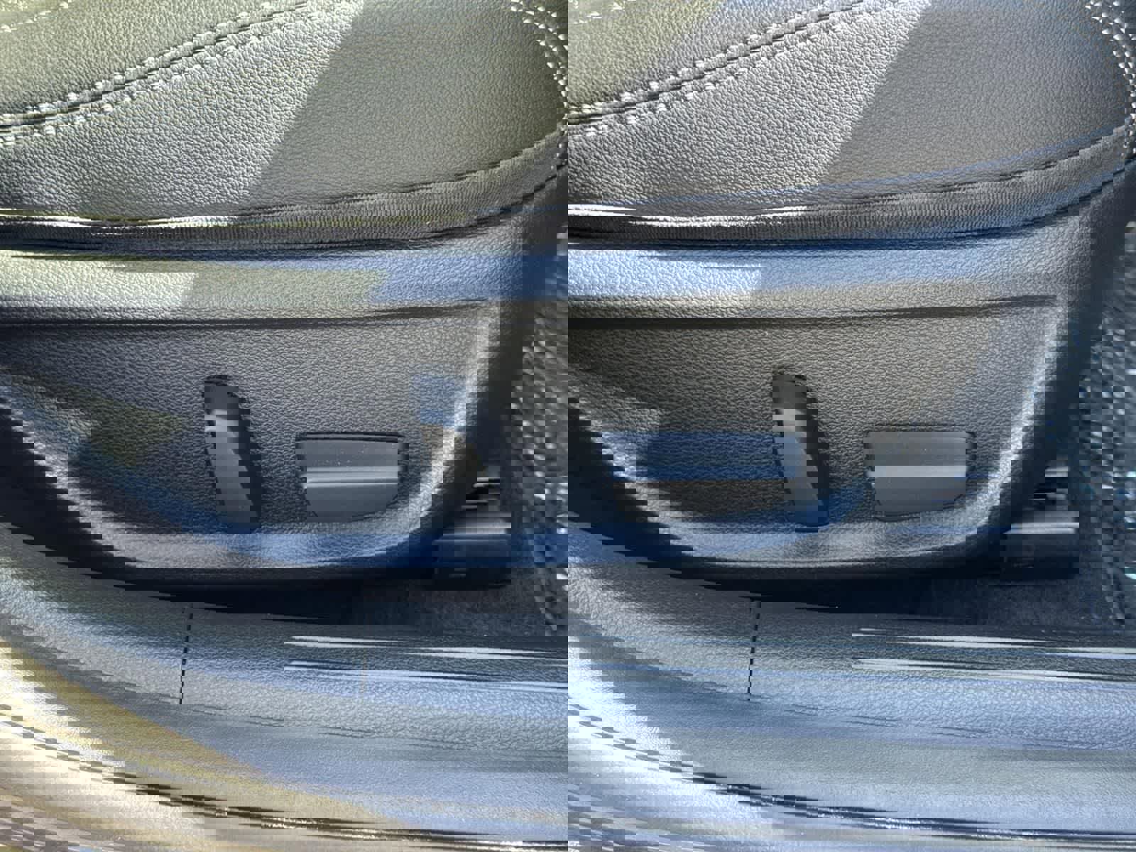 Used 2023 Genesis G70 2.0T image 39