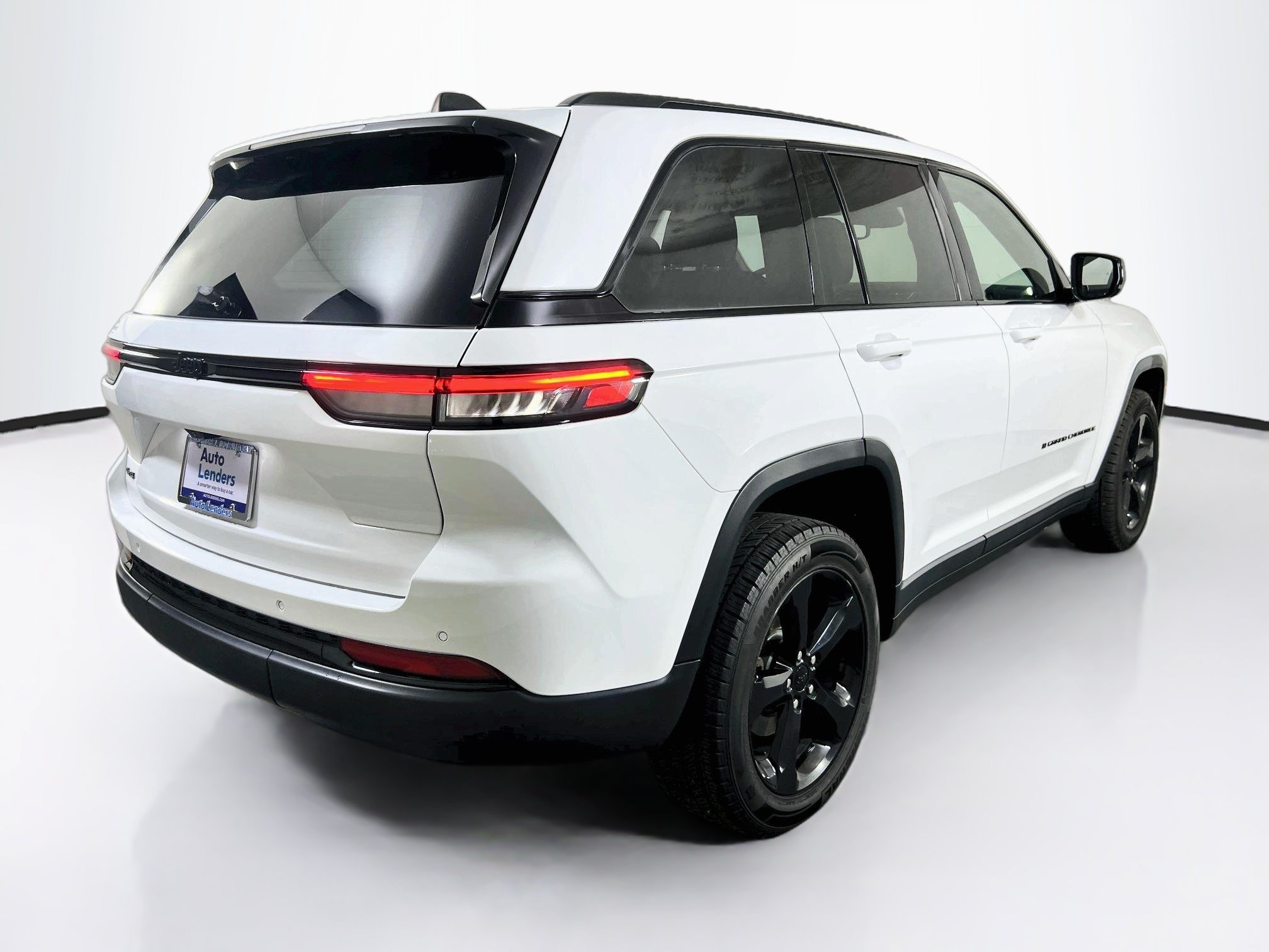 Used 2023 Jeep Grand Cherokee Altitude AWD/4WD image 5