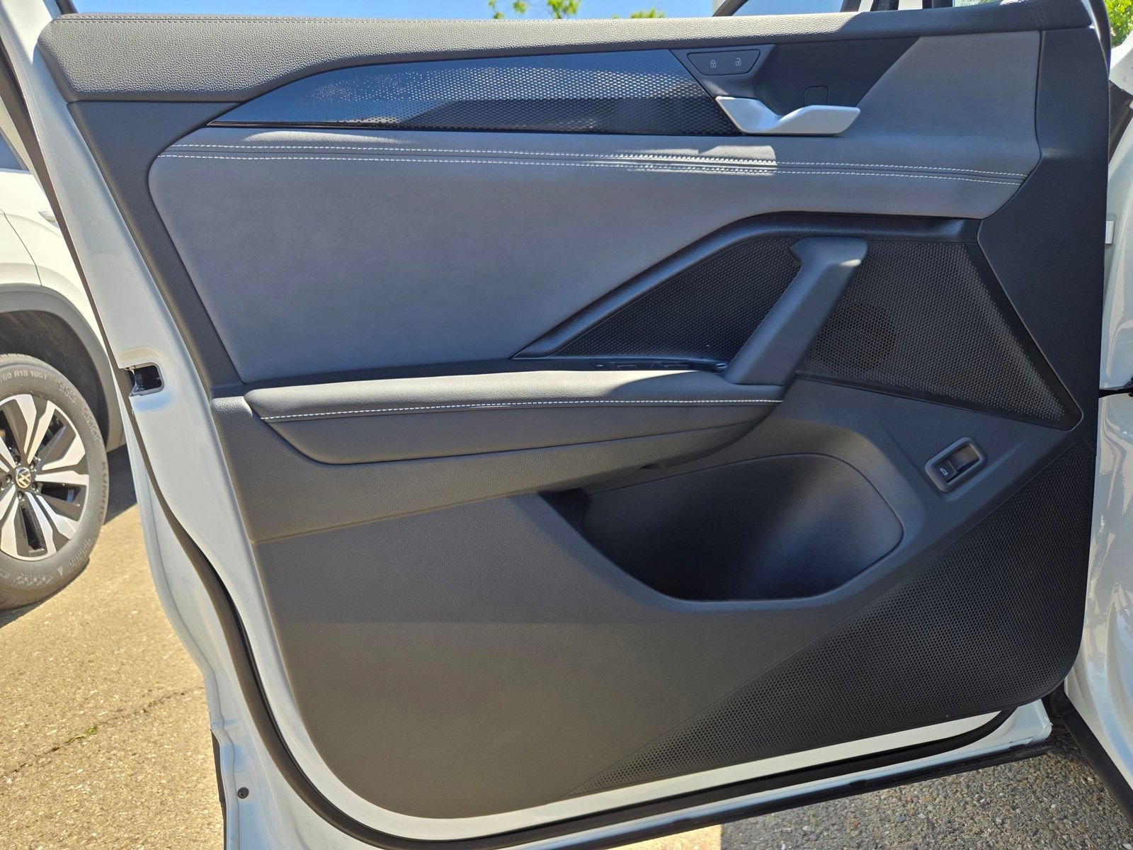 New 2026 Volkswagen Tiguan SE FWD image 10