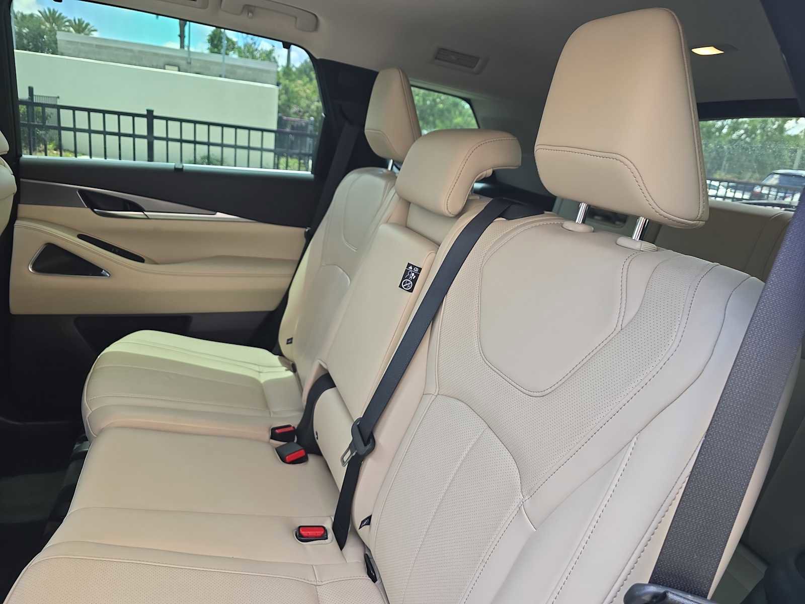 Used 2023 INFINITI QX60 Luxe w/ Performance Audio Package FWD image 13