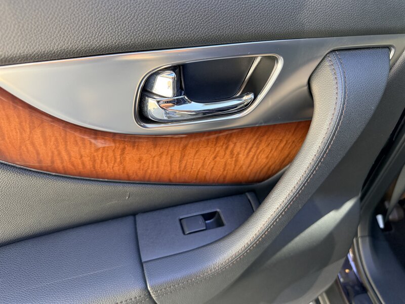 Used 2011 INFINITI FX35 AWD w/ Premium Pkg image 26