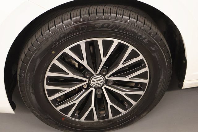 Used 2019 Volkswagen Jetta SEL w/ Cold Weather Package FWD image 8