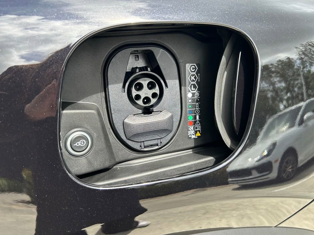 Certified 2025 Porsche Macan 4S Electric AWD/4WD image 46