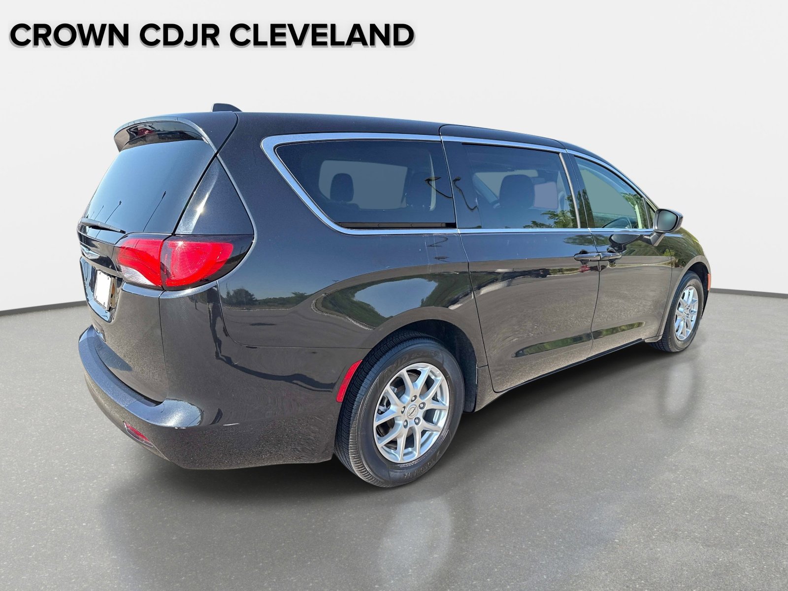 Used 2023 Chrysler Voyager LX FWD image 4