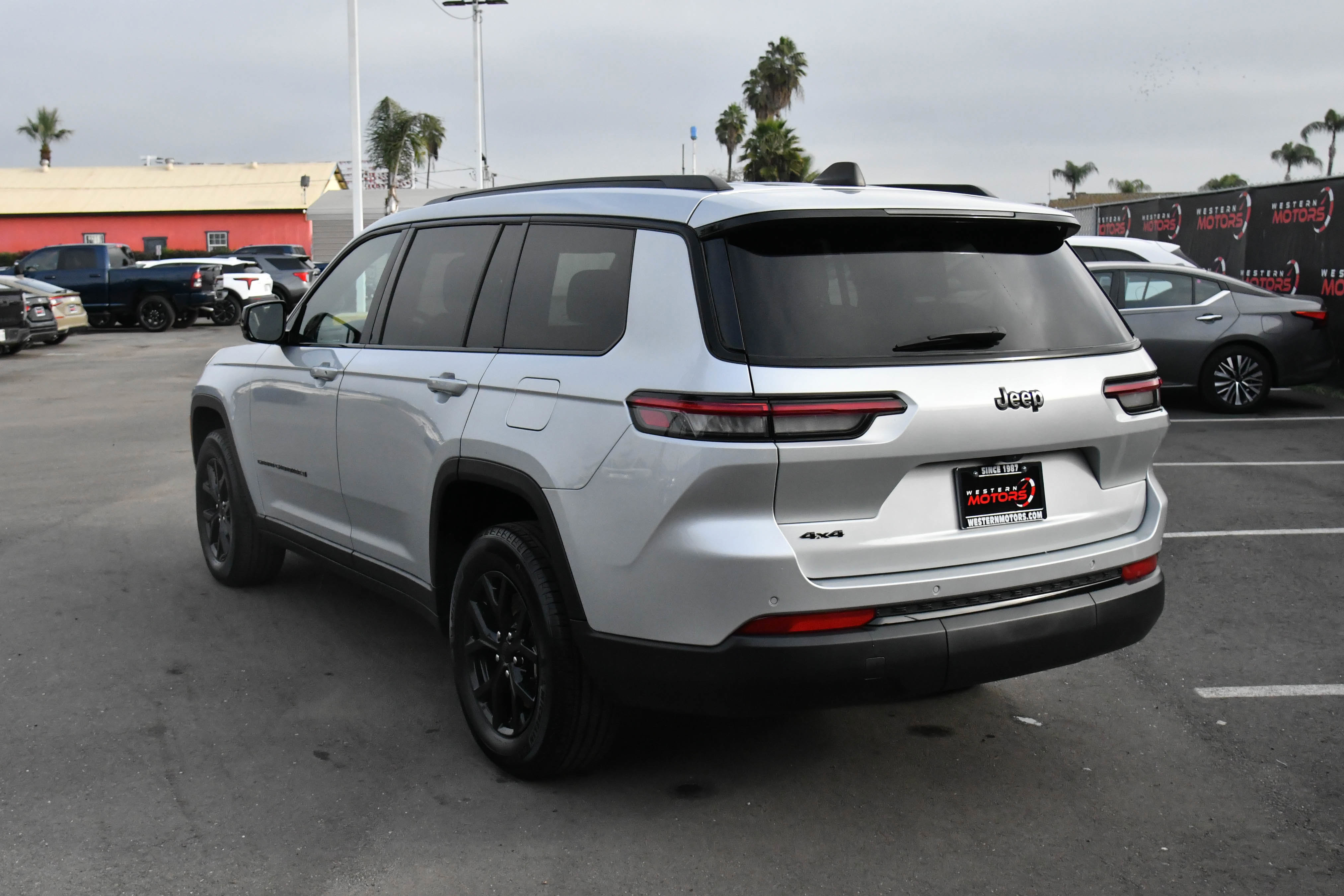 Used 2024 Jeep Grand Cherokee L Laredo image 6