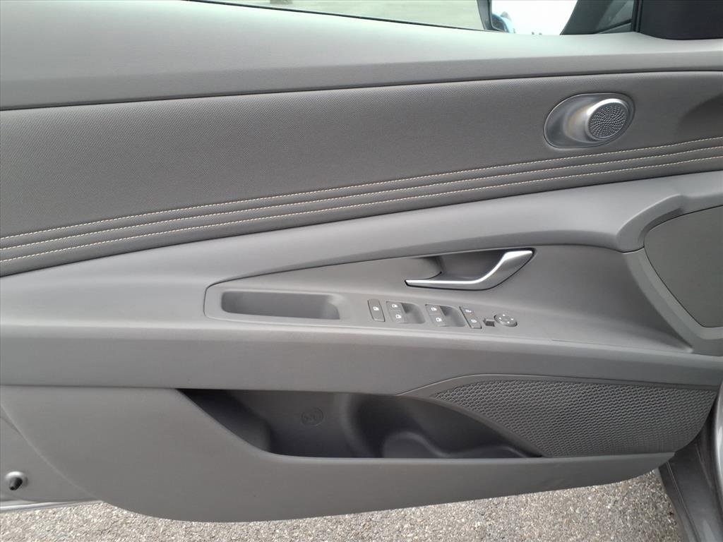 Used 2025 Hyundai Elantra Sport image 16