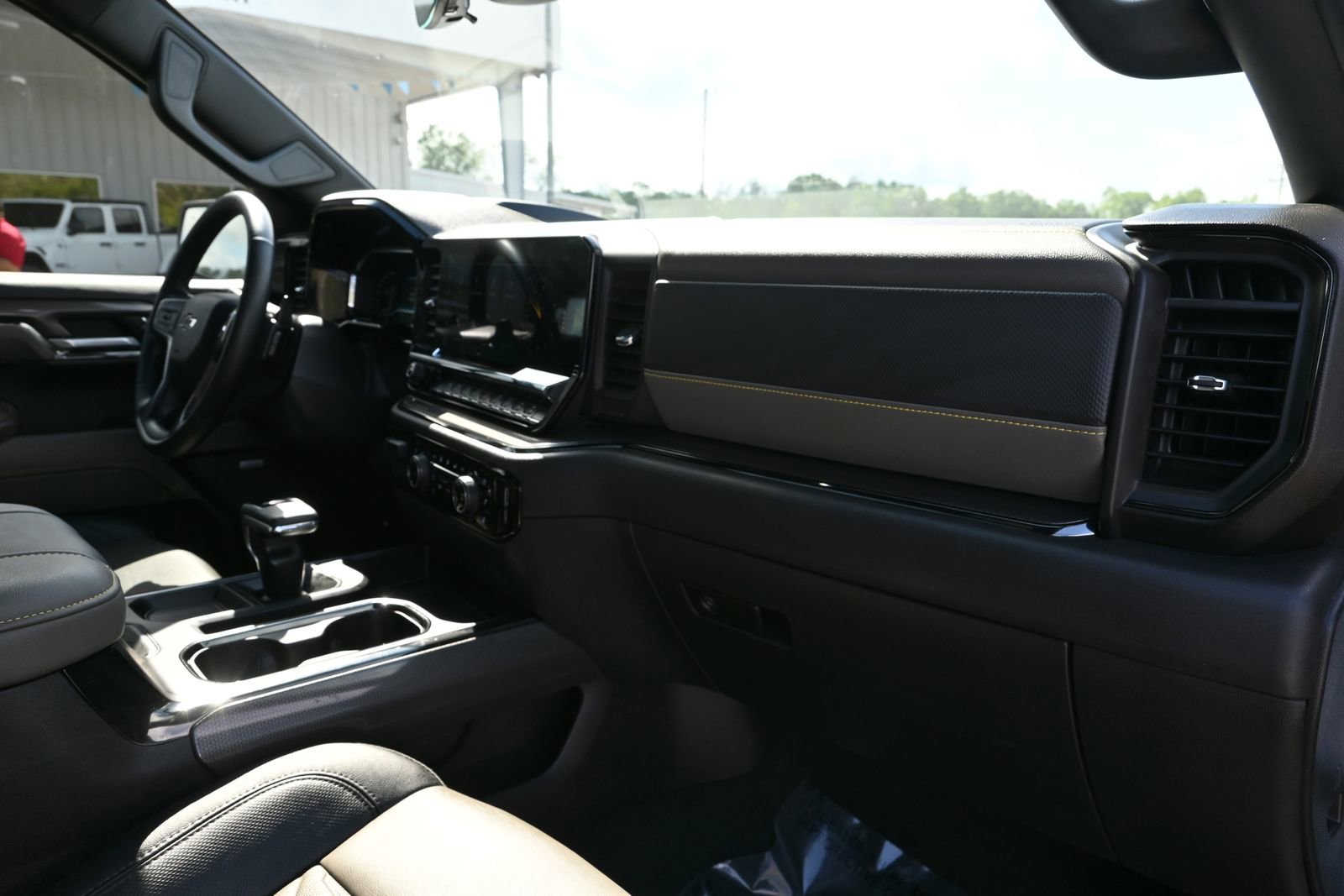 Used 2024 Chevrolet Silverado 1500 ZR2 w/ Technology Package AWD/4WD image 31