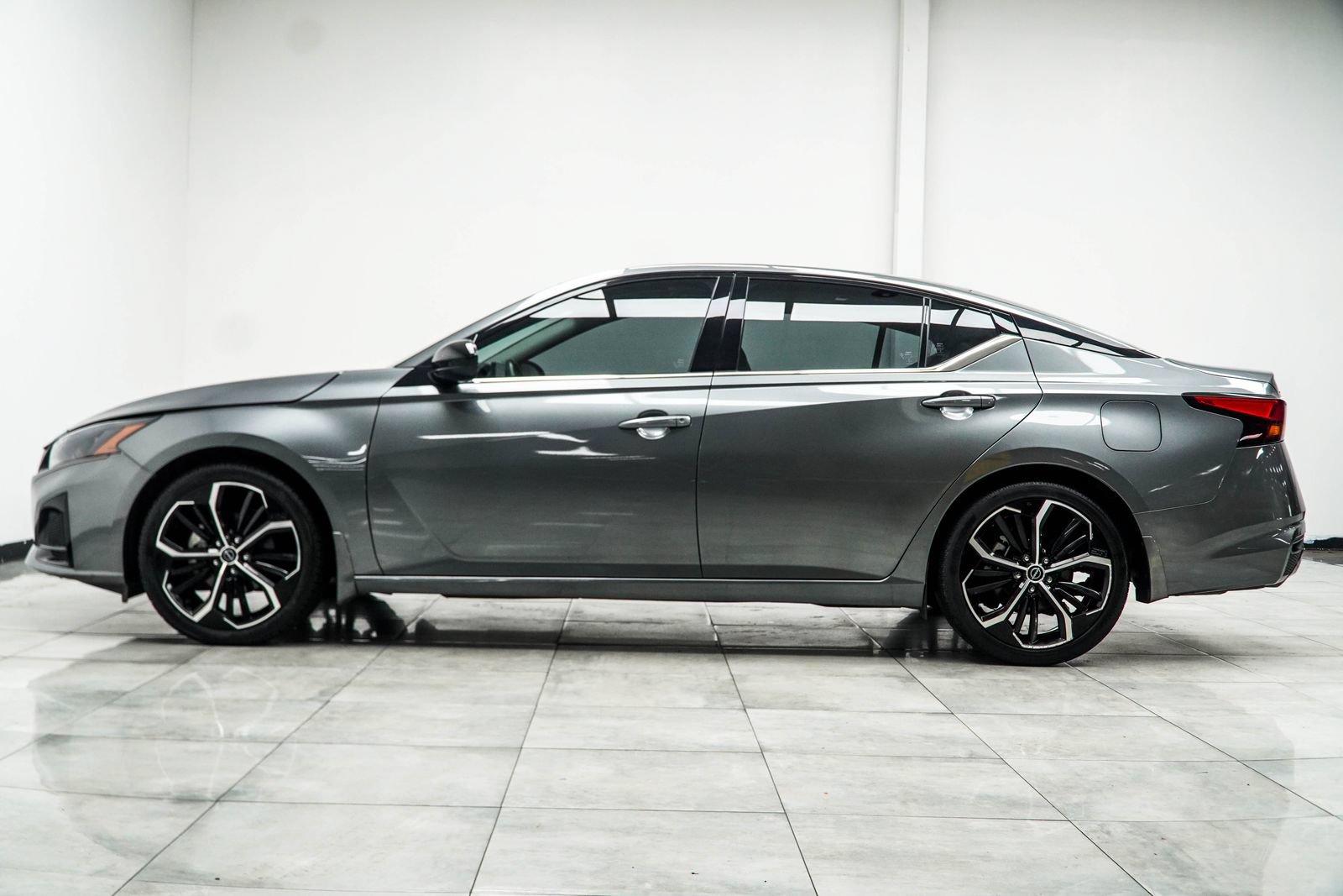 Used 2023 Nissan Altima 2.5 SR w/ SR Premium Package FWD image 11