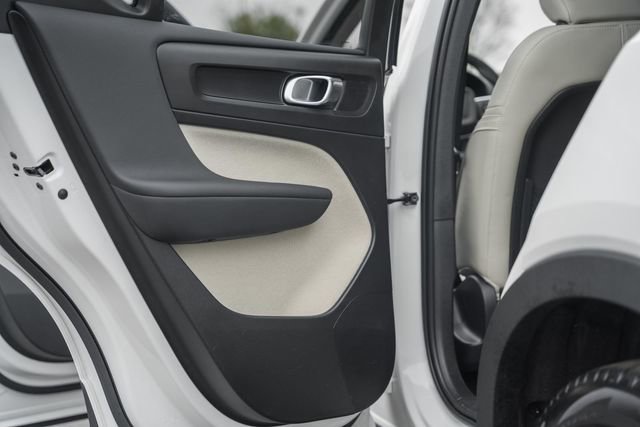 Certified 2024 Volvo XC40 B5 Ultimate w/ Protection Package Premier image 39