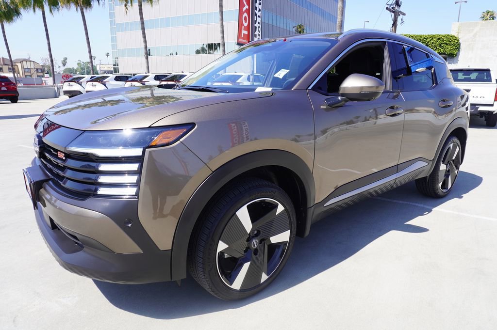 Used 2025 Nissan Kicks SR image 4