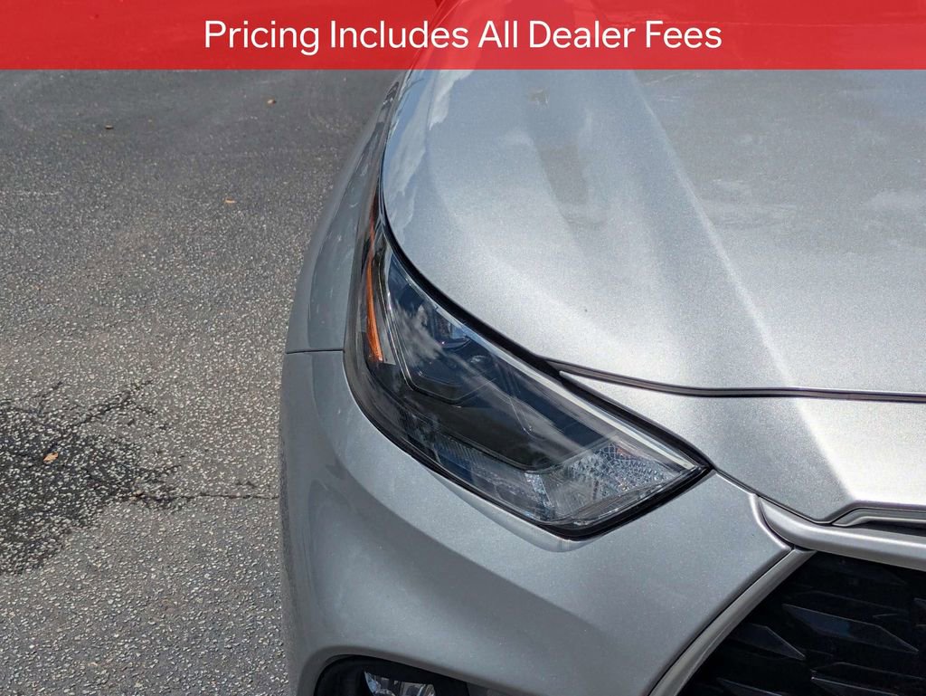 Used 2023 Toyota Highlander XLE FWD image 11