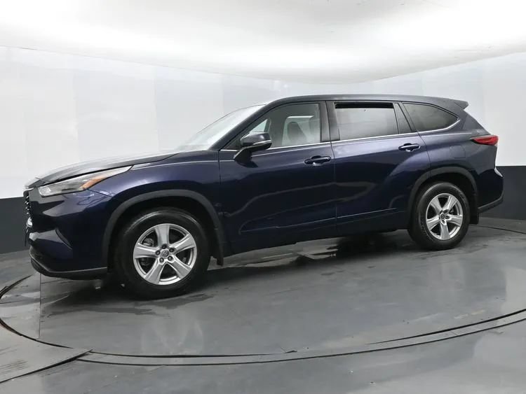 Used 2022 Toyota Highlander L AWD/4WD image 5