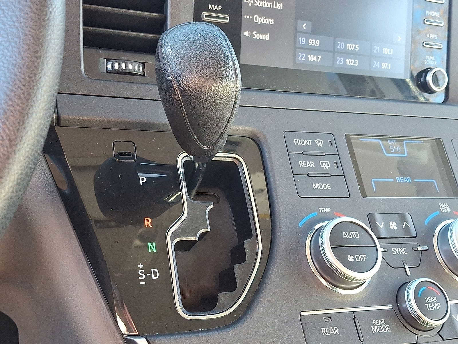 Used 2020 Toyota Sienna L image 12