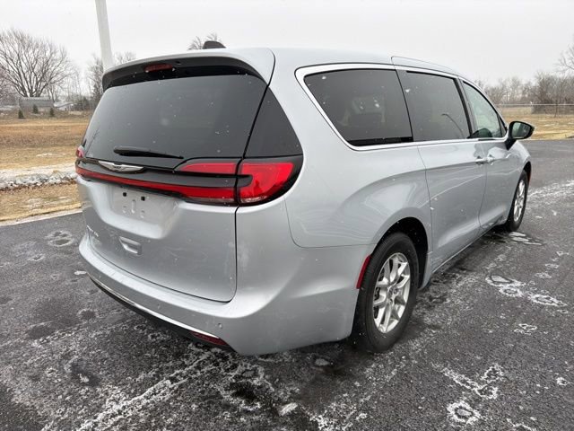 Used 2024 Chrysler Pacifica Touring-L image 3