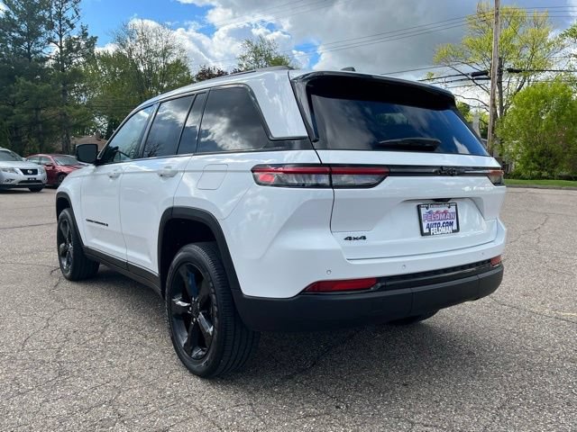 Used 2023 Jeep Grand Cherokee Altitude AWD/4WD image 3