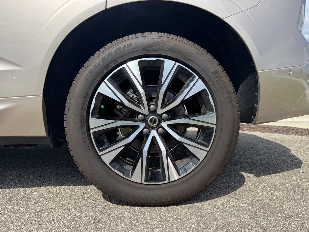 Used 2025 Volvo XC60 B5 Plus AWD/4WD image 15