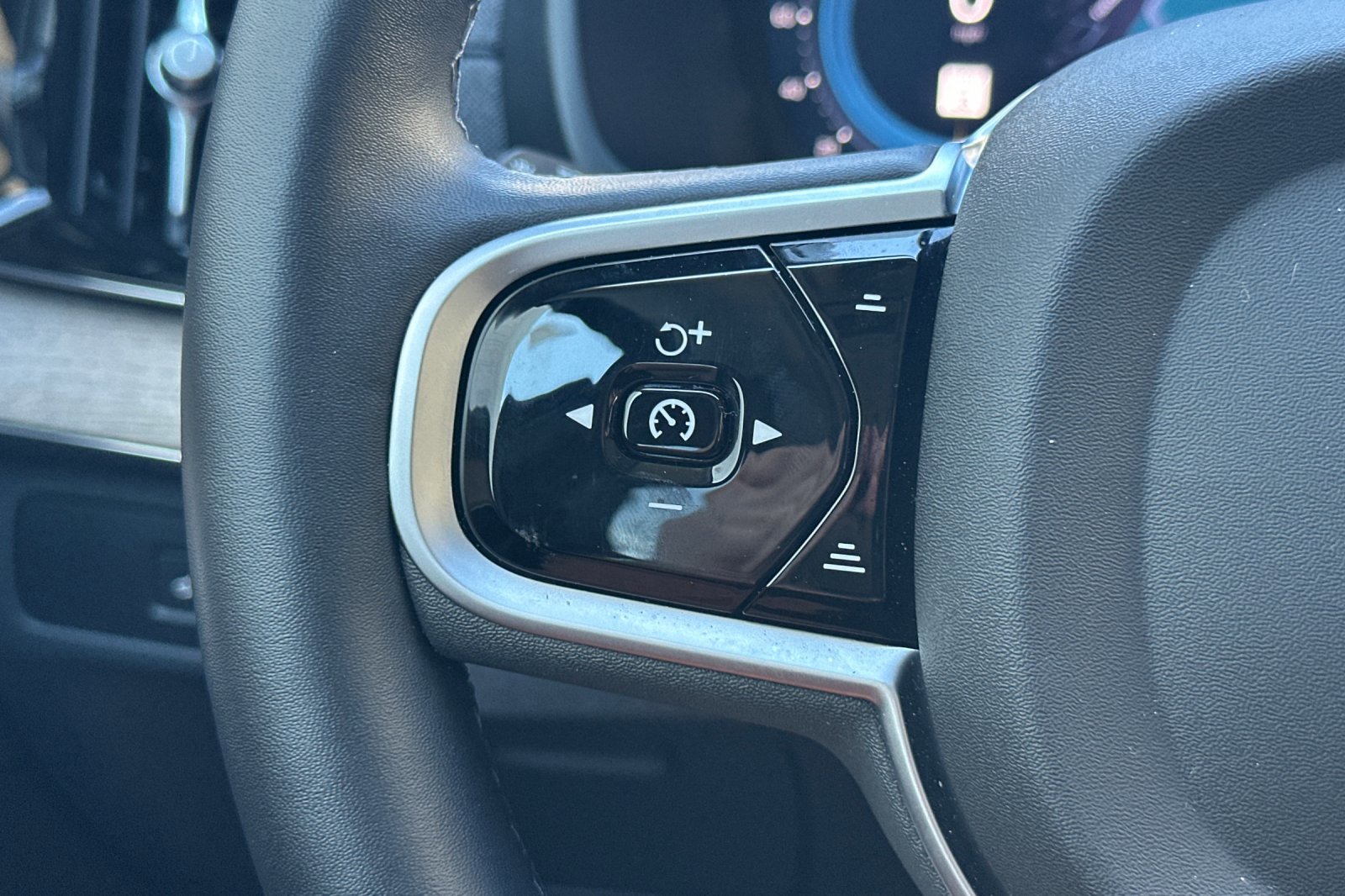 Certified 2025 Volvo XC90 B5 Core w/ Protection Package Premier image 27