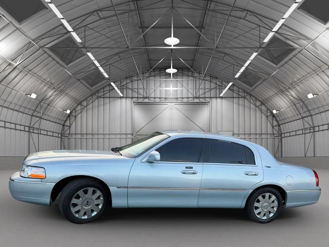 Used 2005 Lincoln Town Car Signature Limited RWD image 1